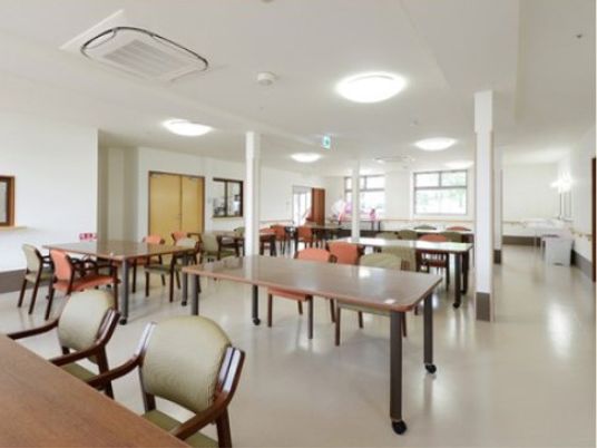 広々とした明るい食堂