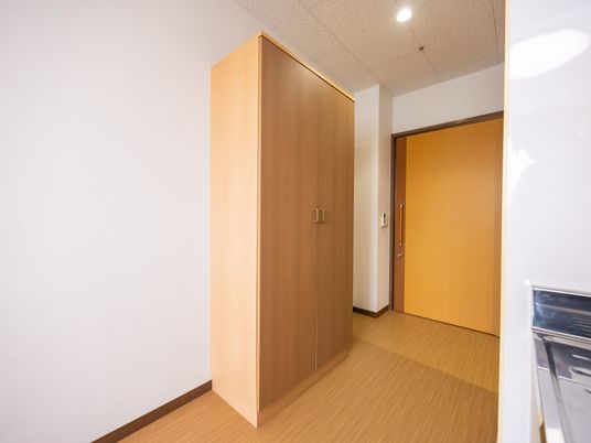 明るい居室のドア