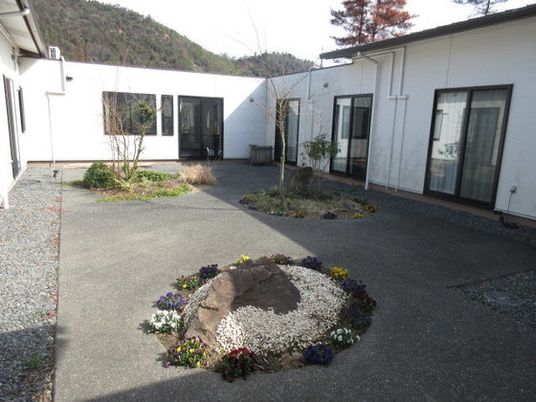 中庭のやさしい風景