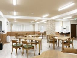 ゆとりある明るいダイニング