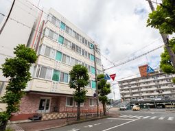 多階層の建物の外観