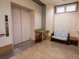 エレベーター前の待機スペース