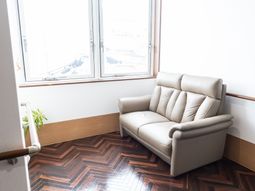 ソファと窓のある休憩スペース