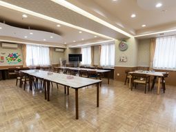 広くて明るい食堂