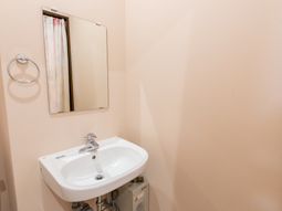 シンプルな洗面台と鏡