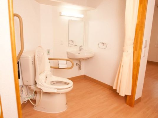 明るく清潔なトイレ空間