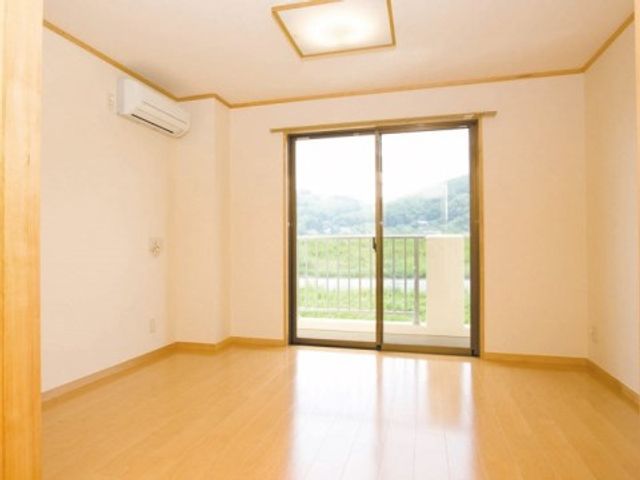 明るい空間の居室 居室 清潔感溢れる職場で一緒に働きませんか？心地よい居室の環境を守るお仕事です。