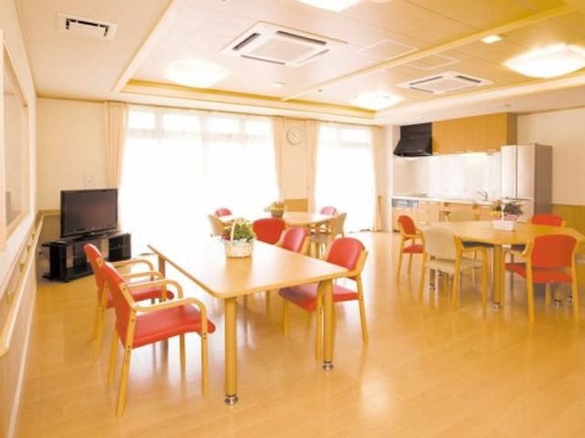 広々とした食堂内部 ダイニングルーム 広々と開放的なダイニングで、利用者様の食事サポートに携わりませんか。