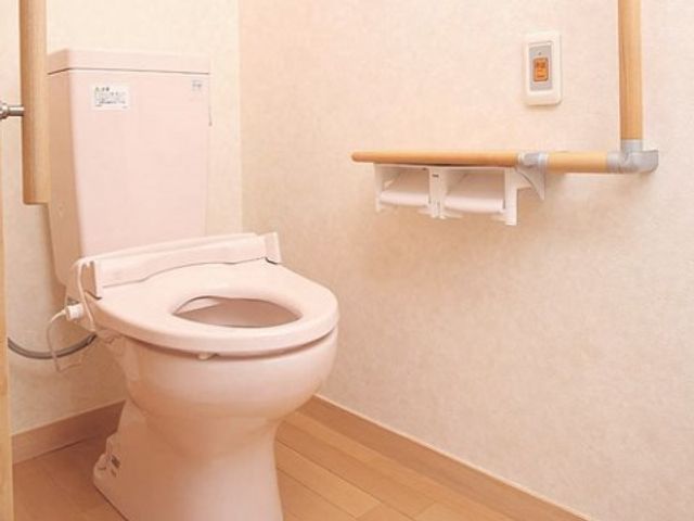手すり完備したトイレ トイレ 安心・清潔な環境でお仕事を。手すり完備のトイレのお手伝いは、利用者様の快適な生活を支えます。
