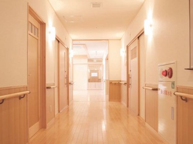 明るい廊下の仕事環境 廊下 明るく清潔感に溢れる廊下で、居心地の良い労働環境を提供しております。