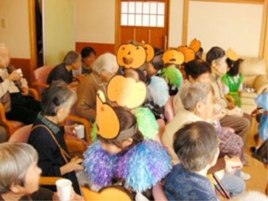 賑やかな居室での活動