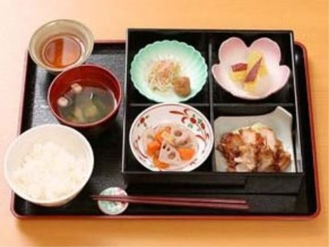施設で提供する食事の一例 食堂 栄養面に配慮した美味しい食事の提供が、入居者様の笑顔を作り出します。私たちと一緒に温もりのあるサービスを。