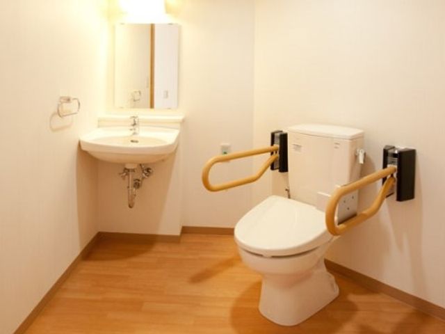 安全設計の清潔トイレ トイレ 清掃がしやすく安全な設計のトイレです。快適な環境を提供するお手伝いをしませんか？