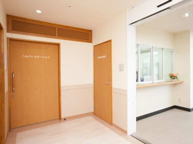 清潔感溢れる施設の廊下 廊下 清潔で明るい廊下が印象的な当施設で、安心の環境下でお仕事しませんか。