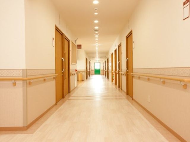 ゆったり明るい廊下 廊下 清掃が行き届いたキレイな廊下で、明るく心地よい職場環境がお待ちしています。