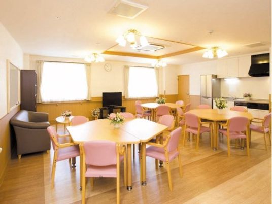 介護スタッフの笑顔が溢れる食堂