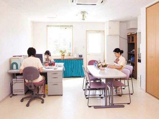 ケアの現場で活躍するスタッフ