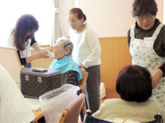 スタッフと高齢者のケア