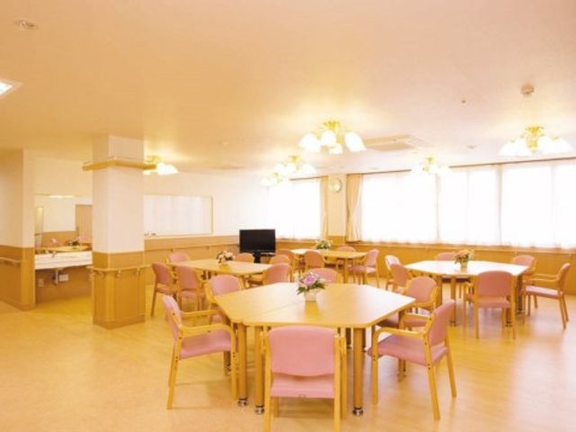 明るいダイニングの様子 ダイニングルーム 明るく開放的なダイニングルームで、食事のサポートを通してご利用者様を支えませんか。