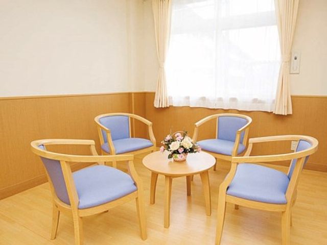 明るい居室の空間 居室 暖かみのある木目調が特徴の居室で、日々のケアを通じて利用者様の心地よい生活をサポートしませんか。