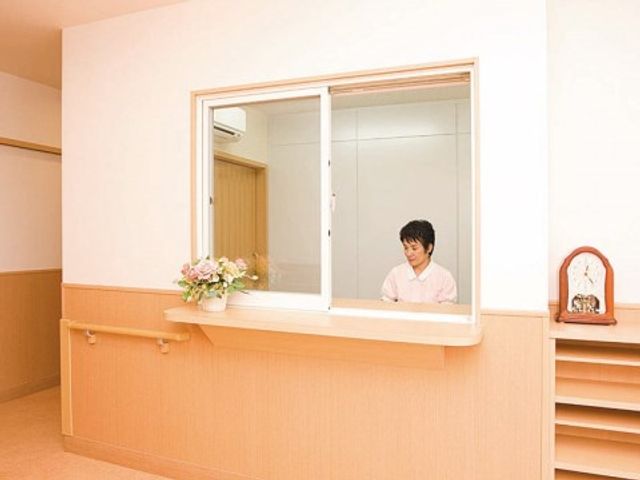 明るい受付のスタッフ募集 フロント おもてなしの心を大切にし、利用者様の安心を支えるフロントスタッフを募集しています。