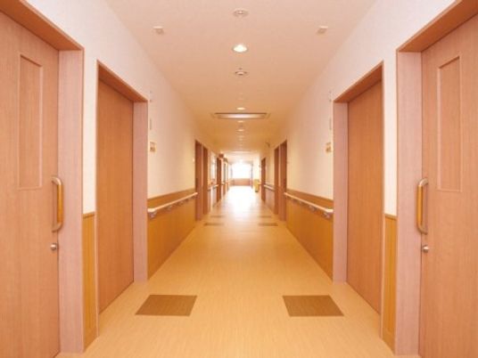 清潔感溢れる明るい廊下