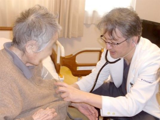 医療スタッフと利用者のふれあい