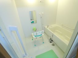 清潔なバリアフリー浴室