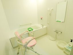 バリアフリー設計の浴室