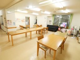 共有スペースの明るい部屋