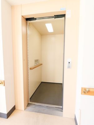 明るいエレベーターが設置