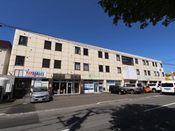 明るい日差しの外観