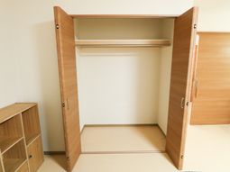 開いた木製クローゼット