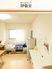 出入り口上方に静養室と表示されている部屋。窓側にベッドが用意されており、冷蔵庫やテーブルが置いてある。
