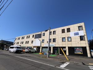 日差しの明るい外観