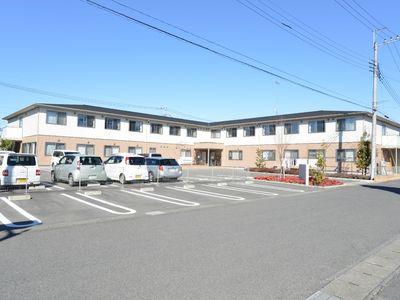 明るく広々とした施設外観