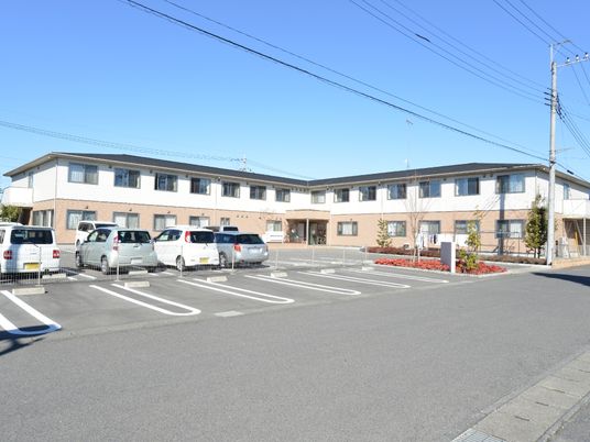 明るく広々とした施設外観