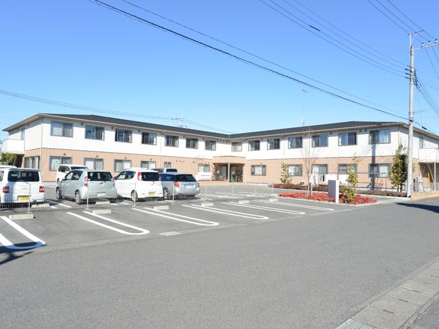 明るく広々とした施設外観 外観 清潔感のあふれる外観が印象的な施設です。駐車スペースも広く、来訪者の利便性を配慮しています。