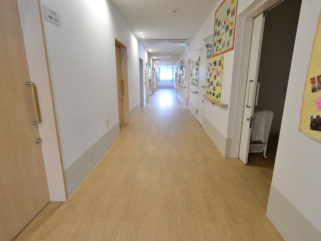 清潔な施設の廊下 廊下 ゆったりとした明るい空間の廊下は、壁に飾られたアートで心温まる雰囲気を醸し出しており、ご家族の訪問もきっと楽しいものになるでしょう。