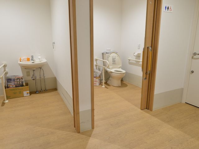 バリアフリー設計のトイレ 共有トイレ 手すり付きで広々としたトイレは、快適な日常生活のサポートをいたします。安全に配慮された設計で、すべての方が使いやすくなっています。