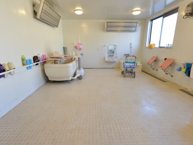 ゆったりした浴室設備 浴室 広々とした清潔感のあふれる浴室で、利用者の方々の心地よいバスタイムを支えています。安全に配慮した手すりや座席も充実しています。