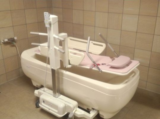 バリアフリー設計の浴槽