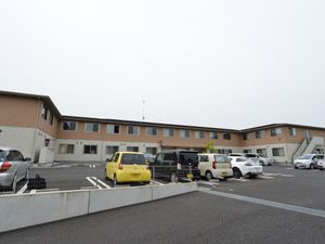 広々とした駐車場の建物