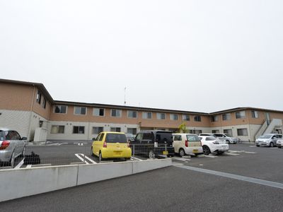 広々とした駐車場の建物