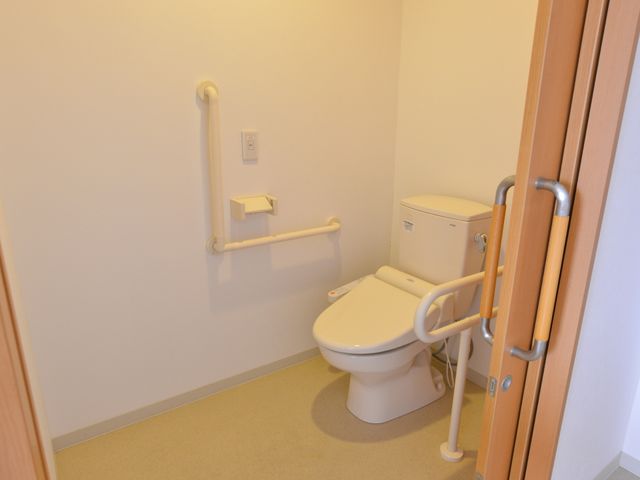 バリアフリー対応トイレ トイレ 手すり付きで安全性に配慮された清潔なトイレが備わっています。利用者の快適さを考えた設計です。
