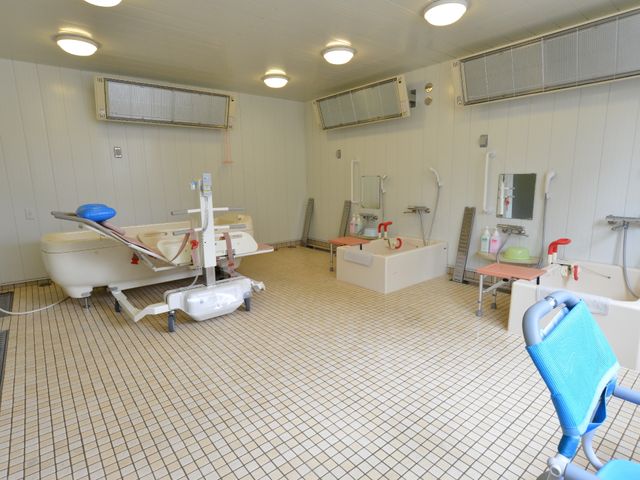清潔感ある浴室設備 浴室 ゆとりのある空間に配慮されたきれいな浴槽と洗面設備です。安全に配慮された設計で、心地よい入浴がサポートされています。
