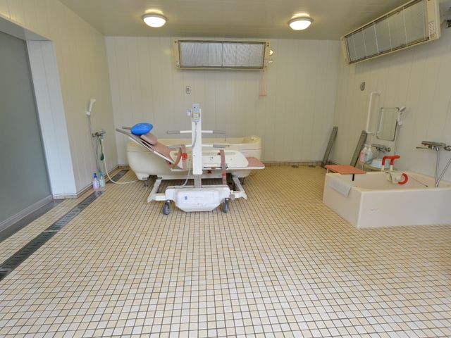 清潔な浴室の一角 浴室 広々とした清潔な浴室は、レール付き入浴椅子も完備しており、安全かつ快適な入浴をサポートします。