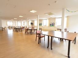 広々とした明るい食堂