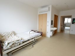 明るい個室の居室風景