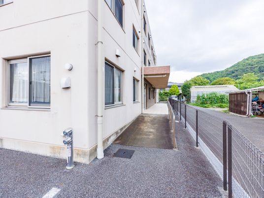建物横の通路  
